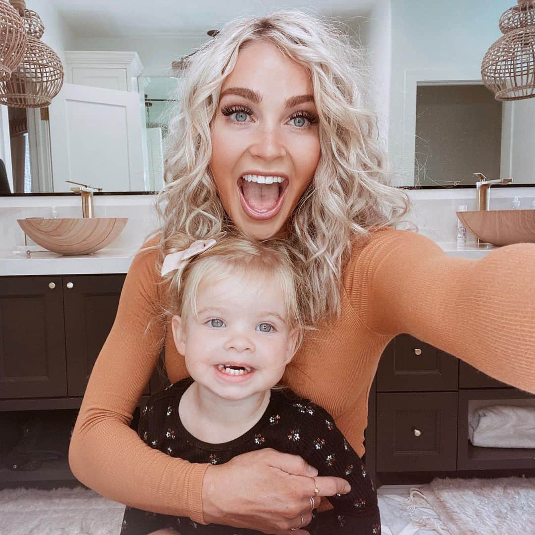 Cara Van Brocklinさんのインスタグラム写真 - (Cara Van BrocklinInstagram)「I hope everyone is having an awesome weekend, the sun is shining here today so me and the kiddos are extra happy! I filmed some stories today with this little helper showing you guys my favorite beauty products I found on @walmart . I honestly had zero idea they carried so many of my go-to beauty products, if you haven’t checked it out you really need to! Hope you all have an amazing rest of your weekend, love you all! http://liketk.it/31LYX #liketkit @liketoknow.it」11月22日 6時26分 - caraloren
