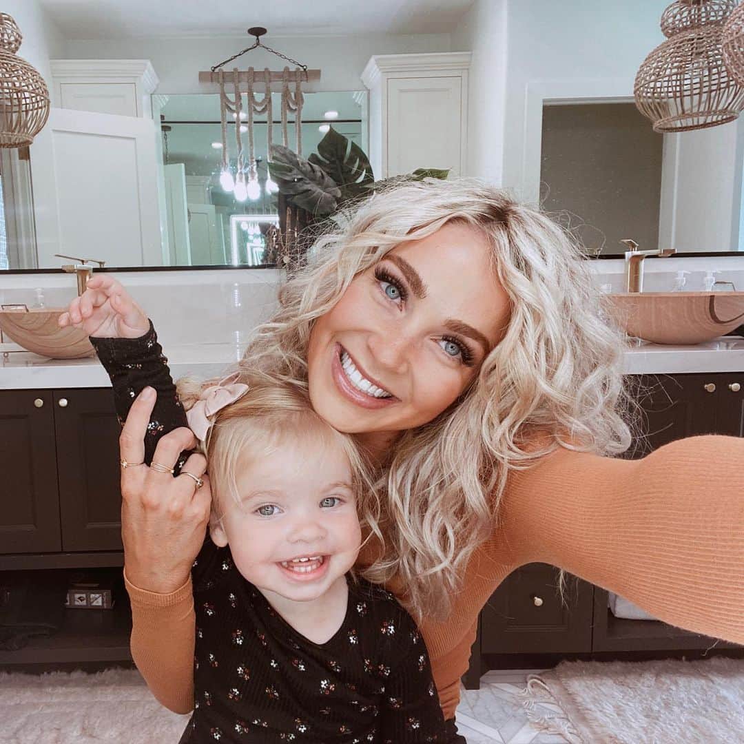 Cara Van Brocklinさんのインスタグラム写真 - (Cara Van BrocklinInstagram)「I hope everyone is having an awesome weekend, the sun is shining here today so me and the kiddos are extra happy! I filmed some stories today with this little helper showing you guys my favorite beauty products I found on @walmart . I honestly had zero idea they carried so many of my go-to beauty products, if you haven’t checked it out you really need to! Hope you all have an amazing rest of your weekend, love you all! http://liketk.it/31LYX #liketkit @liketoknow.it」11月22日 6時26分 - caraloren