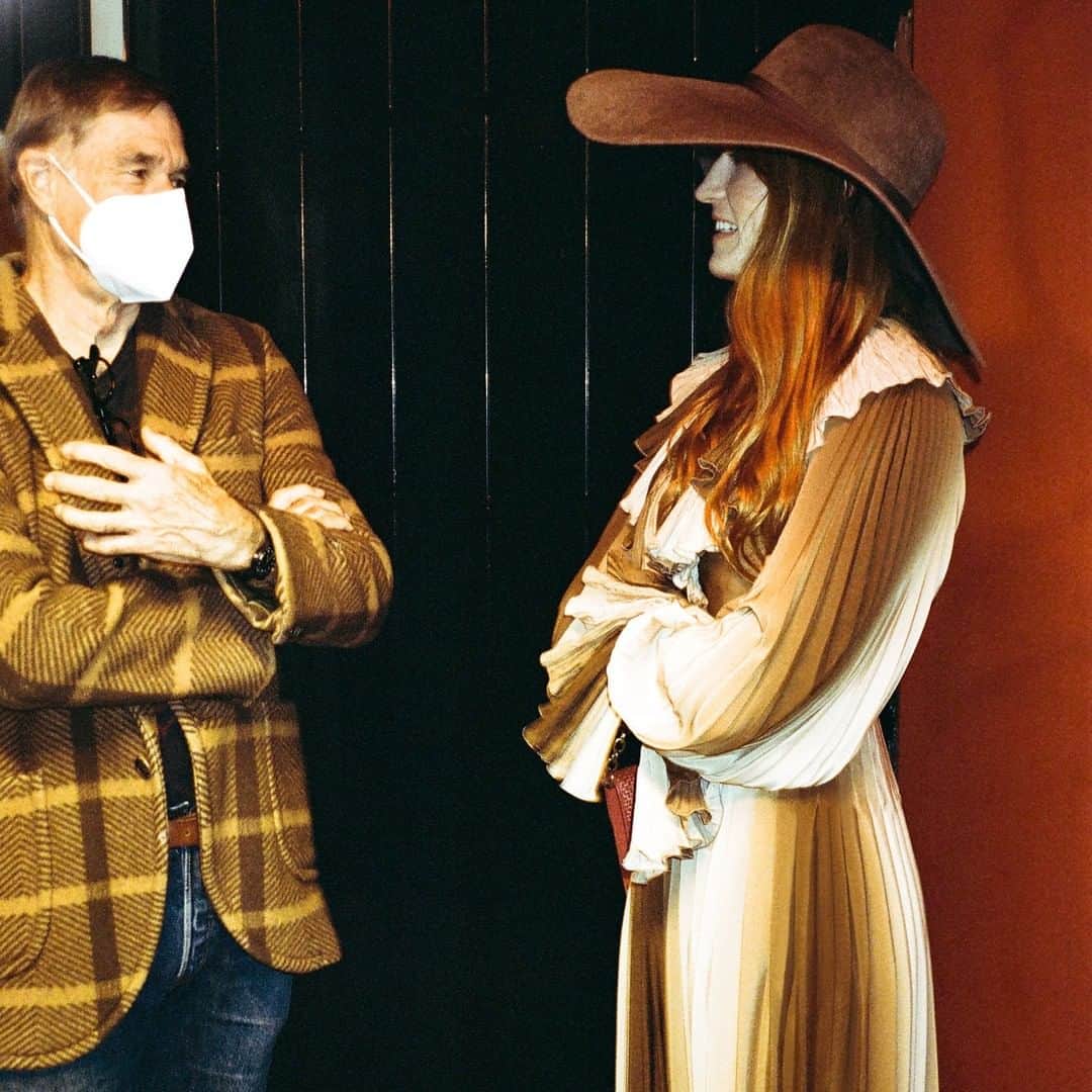 のインスタグラム：「@florence Welch and @gus_van_sant, @silviacalderoni and other members of the cast captured by @paigepowellofficial. The vintage shop seen in Episode 6 from ‘Ouverture Of Something That Never Ended’ contains pieces from past #Gucci collections by @alessandro_michele. Follow the GucciFest fashion and film festival and watch the new episode through link in bio or on @gucci. #GucciFest #GucciOuverture #AlessandroMichele」