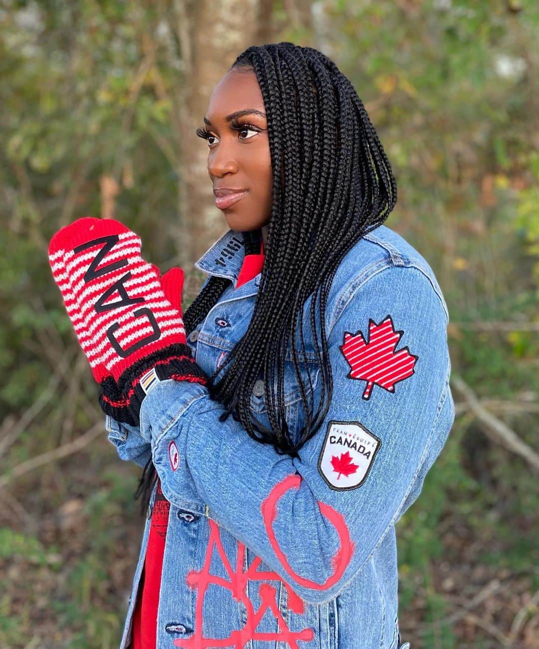 カミカ・ビンガムさんのインスタグラム写真 - (カミカ・ビンガムInstagram)「We the North 🍁⁣ ⁣ It’s #RedMittenDay today at @hudsonbay! The red mittens are a perfect gift to give others or yourself ! With a purchase of $15, you’ll also give the gift of giving back to @teamcanada Olympic athletes! #ad ⁣」11月22日 6時31分 - khamicabingham