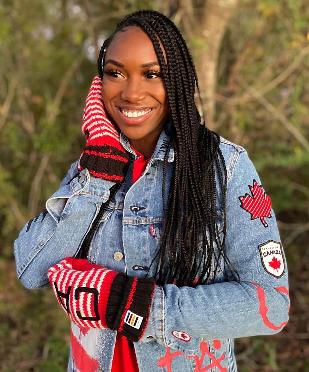 カミカ・ビンガムのインスタグラム：「We the North 🍁⁣ ⁣ It’s #RedMittenDay today at @hudsonbay! The red mittens are a perfect gift to give others or yourself ! With a purchase of $15, you’ll also give the gift of giving back to @teamcanada Olympic athletes! #ad ⁣」