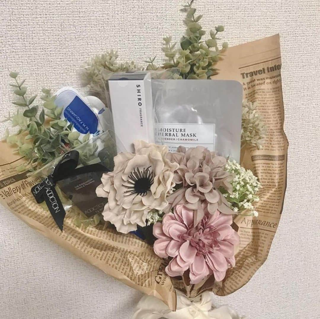 ハナユメさんのインスタグラム写真 - (ハナユメInstagram)「ハナユメがピックアップする♡【Hanayume Selection】コスメブーケ特集スワイプ＞＞﻿ ﻿ フェイスパックや口紅マニキュアなどを詰め込んだブーケトス用のコスメブーケは、もらった人がびっくりするサプライズ💄﻿ ﻿ 普段買わない少し高めのアイテムを入れるのが喜ばれるポイントかも？！﻿ ﻿ *…*…*…*…*…*…*…*…*…*…*…*…﻿ ﻿ 📷photo by﻿ ﻿ @aiii__1107wd さん﻿ @___yl9 さん﻿ @pocha__ma さん﻿ @wd.ntm さん﻿ @w.0919_hr さん﻿ @___.mak____ さん﻿ @ohba110_wed さん﻿ ﻿ 素敵なお写真ありがとうございました🙇‍♀️﻿ ﻿ *…*…*…*…*…*…*…*…*…*…*…*…﻿ ﻿ 🌼ハナユメに幸せをシェアしてね🤳﻿ #ハナユメ を付けて投稿してくださった方はご紹介させていただくかも！﻿ ﻿ *…*…*…*…*…*…*…*…*…*…*…*…﻿ ﻿ 「理想の結婚式のヒントが見つかる」ハナユメ公式Instagram！﻿ @hanayume_wedding　フォロー・コメントお待ちしています🙌🏻💕﻿ ﻿ 🌼ハナユメ公式Instagramって？﻿ 理想の結婚式のヒントを見つけてもらえるように﻿ 素敵な結婚式シーンやアイテムを投稿しています﻿ ﻿ 🌼ハナユメって？﻿ 1組でも多くのカップル様に理想の結婚式のきっかけを﻿ お届けする為に生まれたサービスです」11月22日 6時34分 - hanayume_wedding