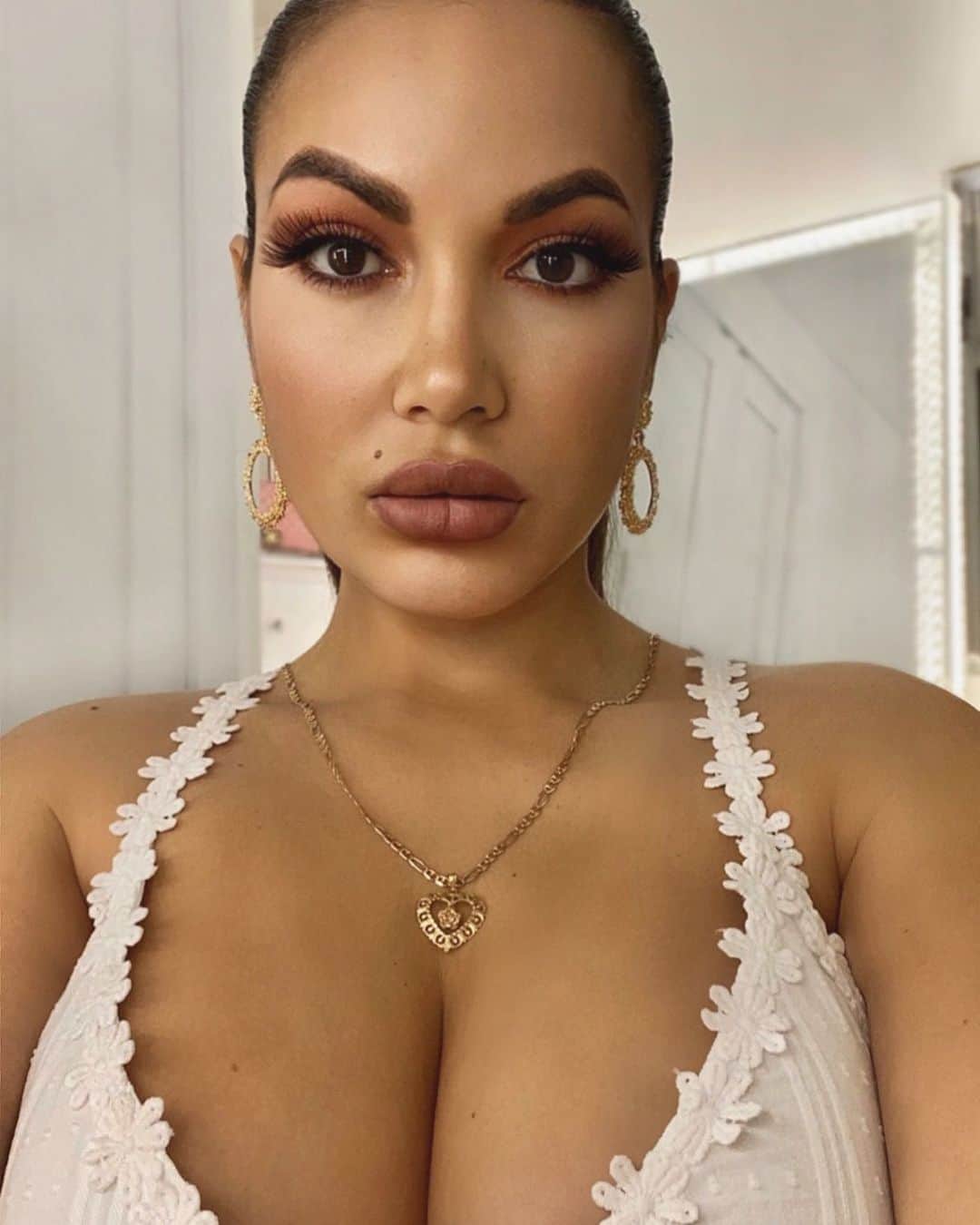 Aylen Aのインスタグラム：「Full face using @mavenbeauty sold exclusively at fashionnova.com  Mavenbeautypartner」