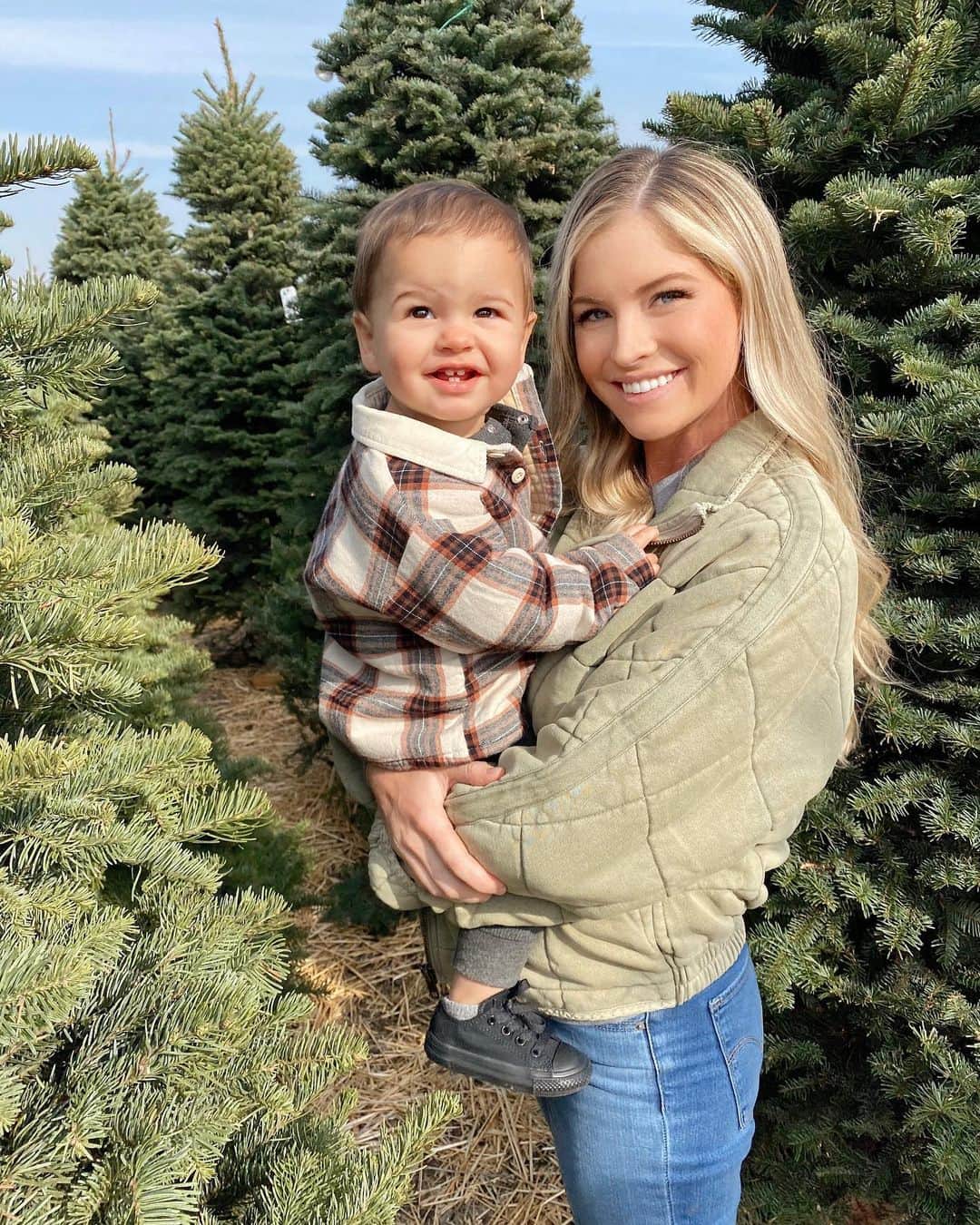 carlyのインスタグラム：「Did our Christmas tree shopping a little early this year because, well, 2020 😐 needed some extra cheer up in here! Swipe for the cutest lil munchkin servin’ up hot cocoa 🤗」