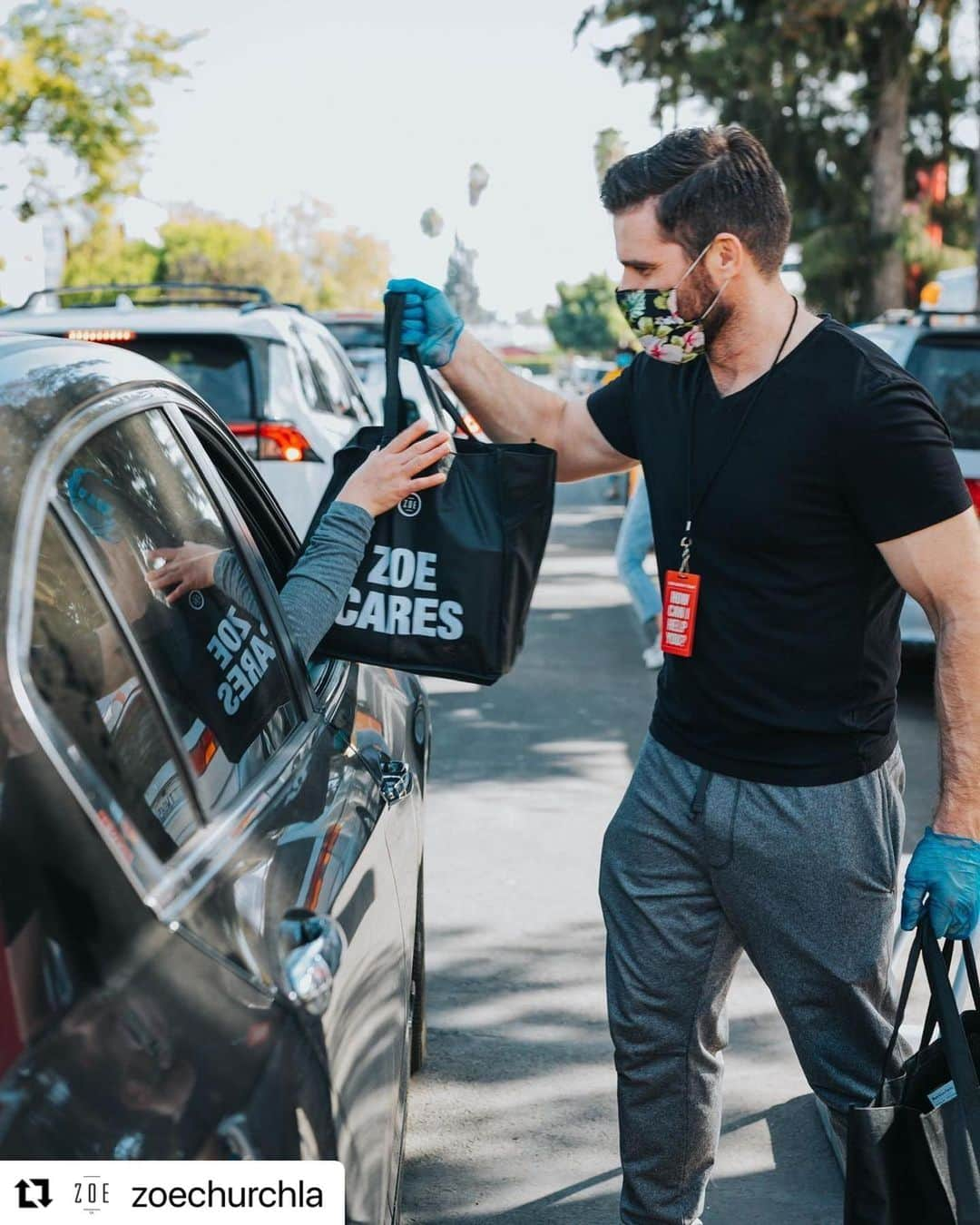 ジョーイ・ライアンのインスタグラム：「#Repost @zoechurchla with @make_repost ・・・ Our Thanksgiving Drive was a success! We were able to provide Thanksgiving meal kits to hundreds of people... your generosity at work 🙌🏽」