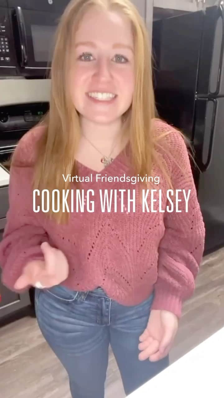 のインスタグラム：「@chefkelss is here with the snack your virtual Friendsgiving NEEDS. Best part? This year you can eat it all yourself 😛⠀ ⠀ Cranberry Mascarpone Dip⠀ Recipe: ⠀ - 8 oz mascarpone cheese⠀ - 1 tbsp maple syrup ⠀ - ¼ tsp vanilla extract ⠀ - less than ¼ tsp almond extract  - ½ tsp cinnamon⠀ - ¼ tsp kosher salt⠀ - cranberry sauce⠀ - almond slivers ⠀ - apple slices ⠀ ⠀ In a bowl, mix all ingredients except for cranberry sauce, almond slivers & apples. Scoop onto a plate and make a divot in the center. Add cranberry sauce on top. Arrange apple slices & almonds around the dish. Enjoy!」