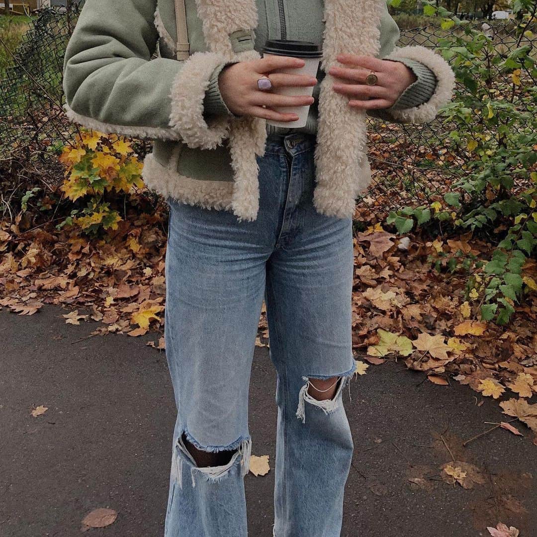 Urban Outfittersさんのインスタグラム写真 - (Urban OutfittersInstagram)「She deserves to be shown off: take the Melanie Faux Shearling jacket out for a stroll.  Tap to shop! @anouskakjones #UOonYou」11月22日 6時53分 - urbanoutfitters