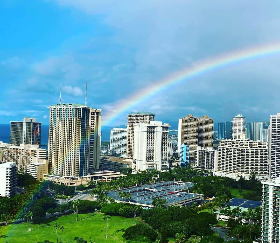 和央ようかさんのインスタグラム写真 - (和央ようかInstagram)「Big Rainbow 🌈   大きな虹🌈地面に着くまで見えるよ😊 Have a happy day  #takakoworldstylin🌎 #lifestyle #hawaii #rainbow #yokawao #和央ようか」11月22日 7時03分 - yokawao0215