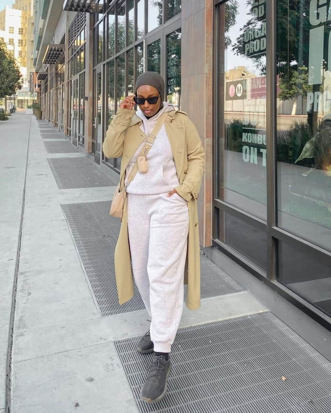 ASOSさんのインスタグラム写真 - (ASOSInstagram)「We're into loungewear and trench coats, HBU? ASOS DESIGN tracksuit hoodie / slim jogger [1557605] As Seen On @ayshaharun [she/her]」11月22日 7時00分 - asos