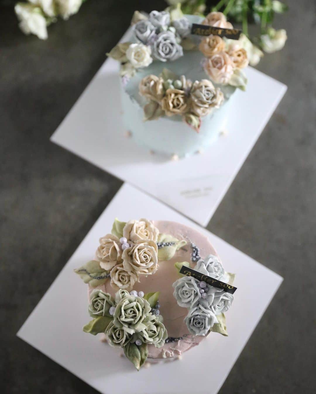 청담 수케이크 (atelier soo)さんのインスタグラム写真 - (청담 수케이크 (atelier soo)Instagram)「ㅡ 맛있는크림만들기.베이킹.아이싱.의식적파이핑.그리고어렌지.중요한 컬러배색이야기. 어쩌면 긴호흡이필요한 케이크.  꽃과 베이킹 컬러까지 모두 다  동시에사랑해버린내가할수있는일이무엇인지에집중하기 그리고12월한템포쉬어가기 ㅡ #flower #cake #flowercake #partycake #birthday #bouquet #buttercream #baking #wilton #weddingcake ㅡ www.soocake.com vkscl_energy@naver.com」11月22日 7時12分 - soocake_ully