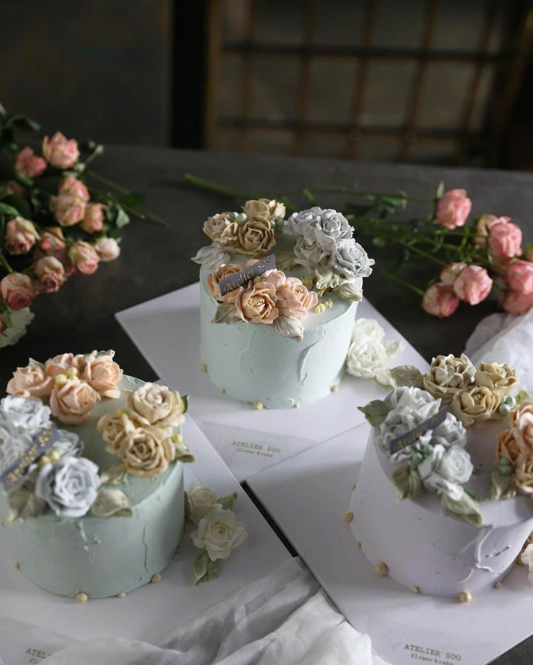 청담 수케이크 (atelier soo)さんのインスタグラム写真 - (청담 수케이크 (atelier soo)Instagram)「ㅡ 맛있는크림만들기.베이킹.아이싱.의식적파이핑.그리고어렌지.중요한 컬러배색이야기. 어쩌면 긴호흡이필요한 케이크.  꽃과 베이킹 컬러까지 모두 다  동시에사랑해버린내가할수있는일이무엇인지에집중하기 그리고12월한템포쉬어가기 ㅡ #flower #cake #flowercake #partycake #birthday #bouquet #buttercream #baking #wilton #weddingcake ㅡ www.soocake.com vkscl_energy@naver.com」11月22日 7時12分 - soocake_ully