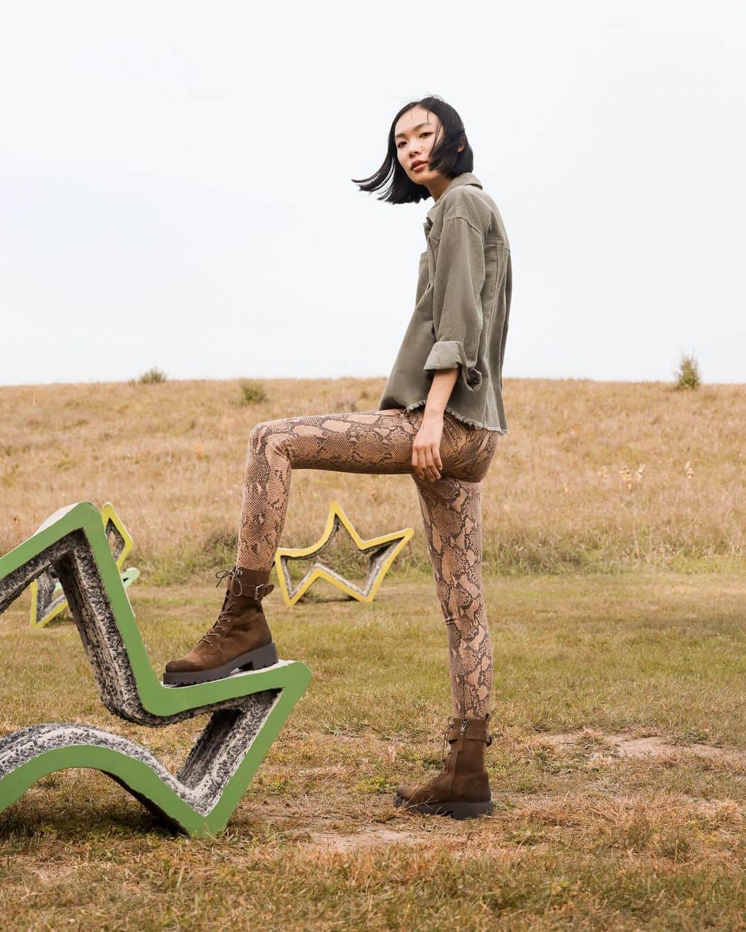 サムエデルマンのインスタグラム：「Combat season in full swing  Tap to shop the JUNIP  #SamEdelman #Fall2020」