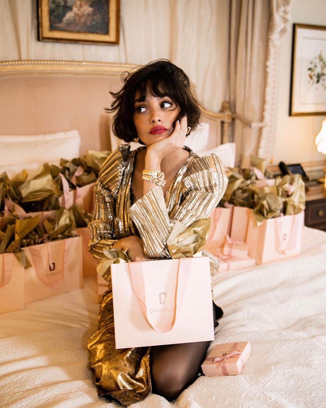 ダニジョーのインスタグラム：「When you’re trying to shop only for your loved ones but then see the Dannijo sale 😉🎁 Shop our early bird #sale for 30% off 🛒」