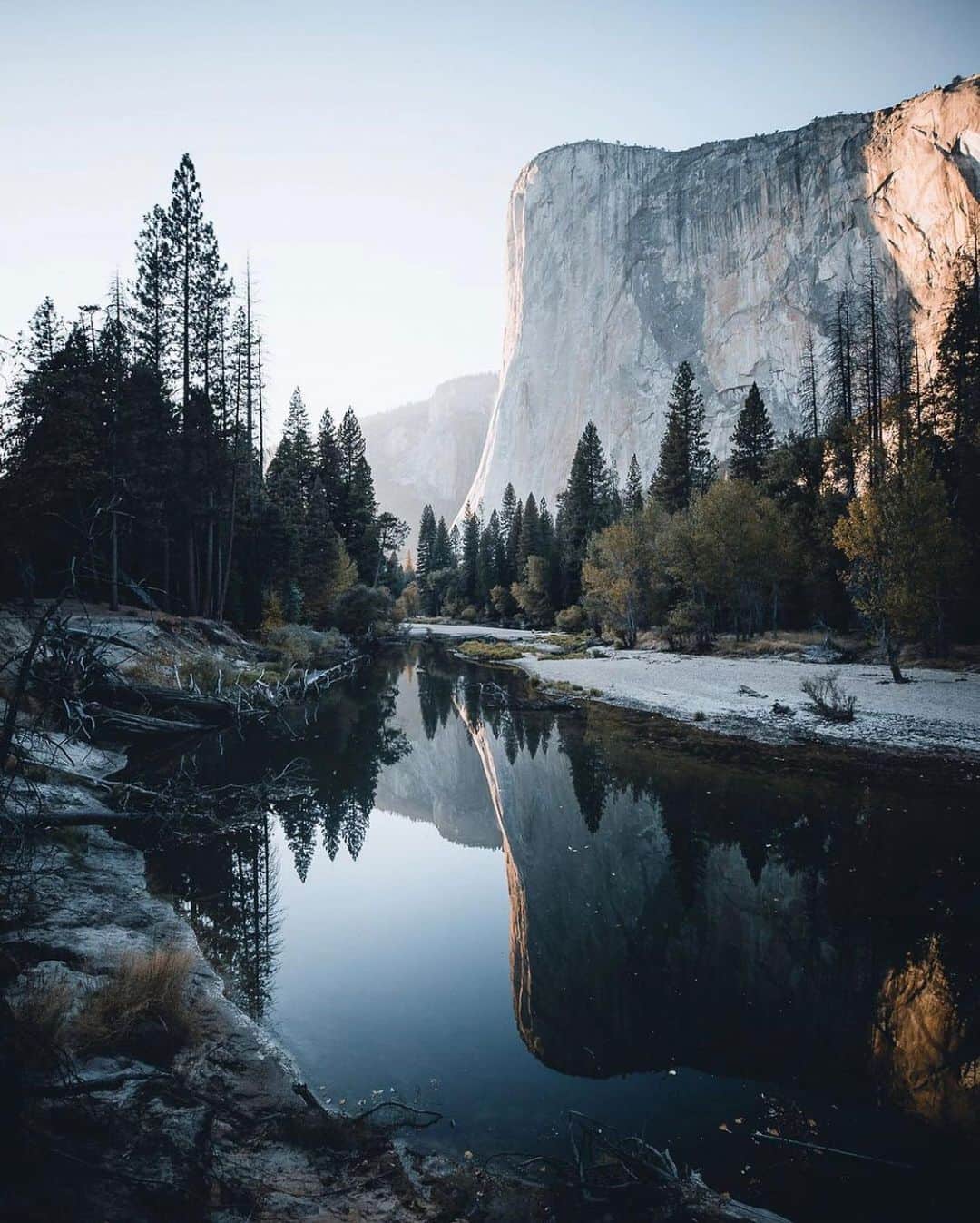 のインスタグラム：「I love the flow in today’s favorites. Very calming but also stirring my love of adventure. 1.) @manueldietrichphotography 2.) @moners 3.) @mariobroehl 4.) @evakosmasflores 5.) @kyle.fredrickson 6.) @charlysavely 7.) @nikkibigger」