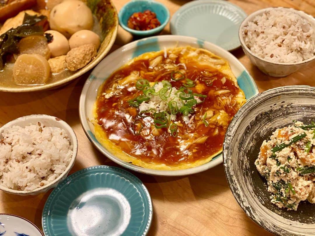 迫田愛子のインスタグラム：「松葉蟹が解禁したので我が家で蟹会を❤️﻿ ﻿ 少し蟹が残ったので次の日贅沢にカニ玉しました🦀✨﻿ ﻿ 美味しい理由しか見当たらない。笑﻿ ﻿ 同じく前日残りのおでんと人参葉と柿の白和え。﻿ 超手抜きなのに見栄えよし！！﻿ ﻿ #AIKO食堂 #aikocooking #cooking #料理 #おうちごはん #和食 #japanesefood #instafood #instadelicious #homeparty﻿ #ママ #mammy #baby #babyboy #男の子ママ#3歳 #8月生まれ」