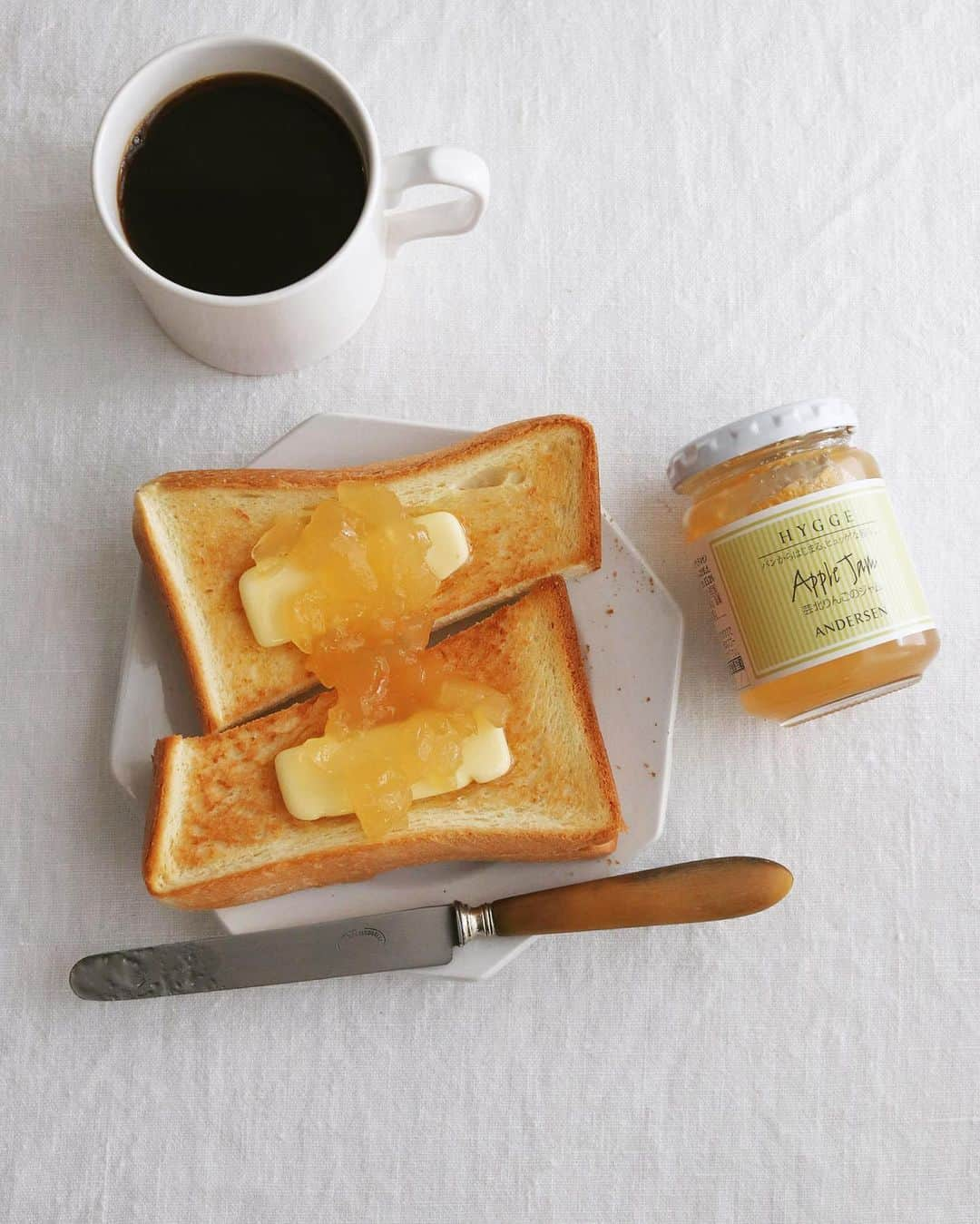 樋口正樹さんのインスタグラム写真 - (樋口正樹Instagram)「Jam Toast . 今朝は４枚切りの食パンの トーストしたてのところに 発酵バターとりんごジャム。 . . . #モーニング #朝パン #食パン #ジャムトースト #りんごジャム #芸北りんごのジャム #アンデルセン #アンデルセンのパン #長時間発酵食パン #ヒュッゲ #andersen #hygge #jamtoast #applejam #toast #toastgram」11月22日 7時30分 - higuccini