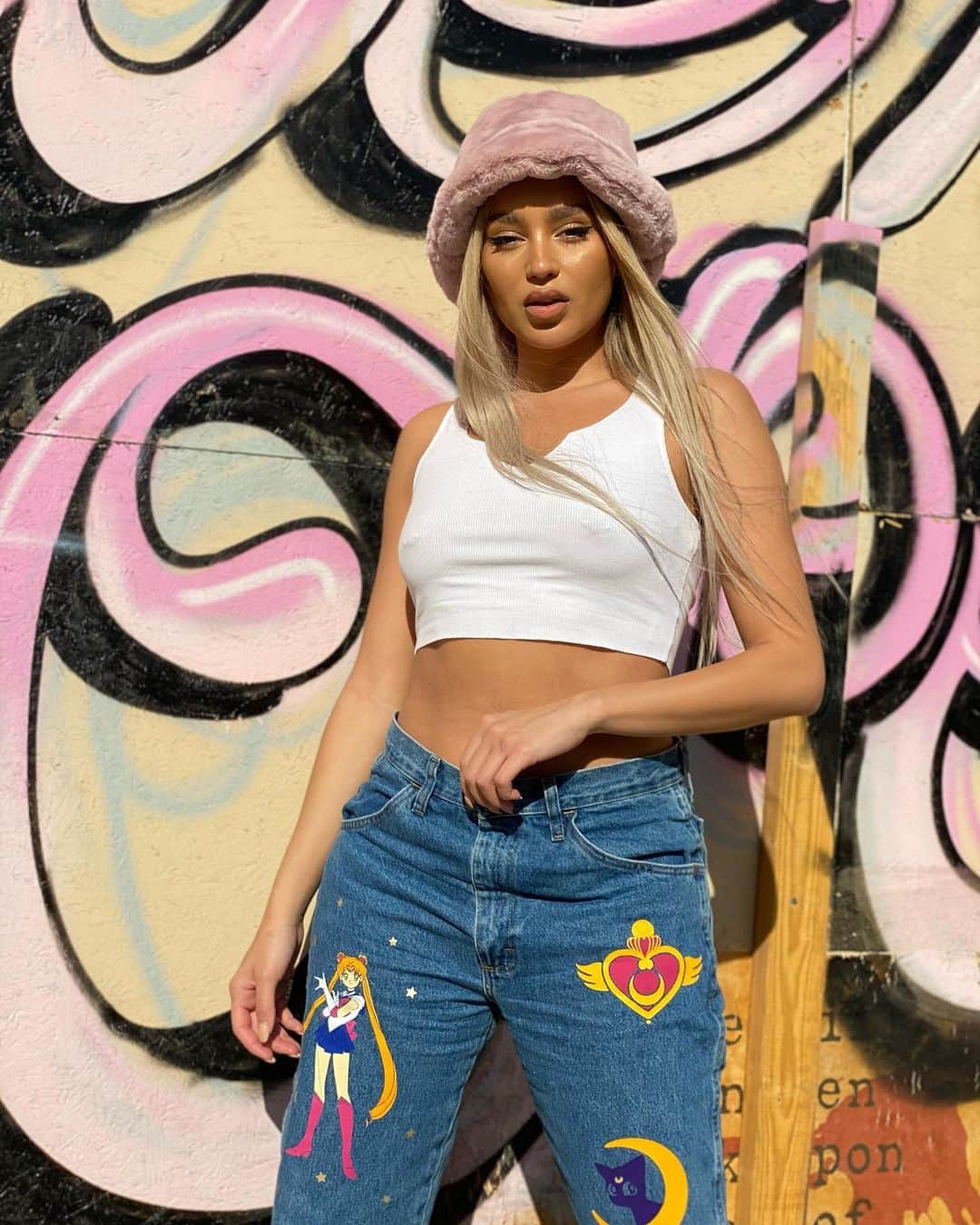 のインスタグラム：「💖Fighting evil by moonlight, winning love by daylight, never running from a real fight✨🌟💖  Top: @superdown @revolve jeans @cash6493 sneakers:@asos」