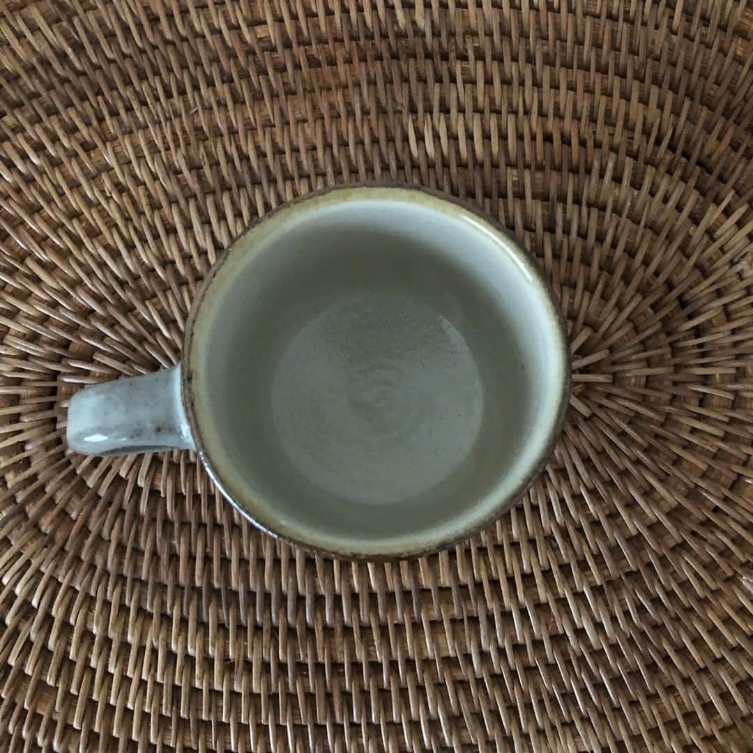 Komerco-コメルコ-さんのインスタグラム写真 - (Komerco-コメルコ-Instagram)「. 沖縄名産のあの材料を釉薬に✨ しもぶくれマグ  沖縄県読谷村で、 地元の原材料と技法にこだわった焼き物をつくる180+（ワンエイティプラス）  このマグカップは、なんと サトウキビの灰からできた釉薬を使用しているのだとか😲  自然の灰から作った釉薬のため、安心安全。 やわらかな風合いが特徴です。  ふっくら、安定感のある形で、毎日の一息にぴったりです🍂  ------------------------------- 180+／しもぶくれマグ しのぎ キビ白 https://komer.co/products/LsgGFb6DxzGtyjEzZUs9  ▷こちらの作品はKomercoアプリとWebサイトでクリエイターから直接ご購入いただけます。 ホーム画面の検索窓で「180+」と検索してください🔎  ▷Web版はプロフィールリンクから📲 @komerco_official  ▷iOS版アプリのダウンロードはAppStoreにて「Komerco」または「コメルコ」と検索🔎 -------------------------------  #komerco #コメルコ #cookpad #クックパッド #komercoごはん #料理をもっと楽しく #おうちごはんを楽しもう #おうちごはん #instafood #foodpic #cookinglove #手しごと #komercoクラフト #クラフト #手作り #一点物 #コーヒーカップ #マグ #コーヒー #ワンエイティプラス #マグカップ #珈琲 #しのぎ #陶器 #やちむん #ポープ奈美」11月22日 7時30分 - komerco_official