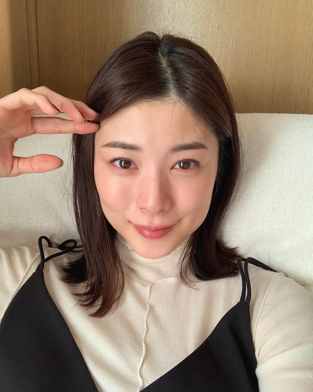 のインスタグラム：「おはようございます👧🏻 本当にもうすぐ12月なのかい？という暖かい日が続いてますが、朝はやっぱり寒いですね。  先日、初めて眉毛ワックスをやっていただきました👀 悩みだった左右差も、おでこの生え際も、ナチュラルにつるっと綺麗になり メイクがグッと楽になりました。  定期的にプロに整えてもらう大切さを実感、、  @s_tono.bw ありがとう💗  #眉毛ワックス #眉毛サロン」