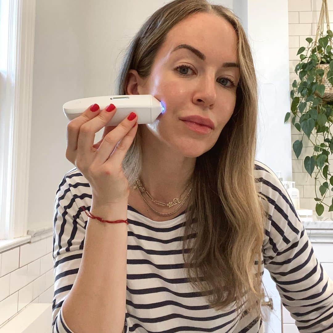Helena Glazer Hodneさんのインスタグラム写真 - (Helena Glazer HodneInstagram)「Have you ever heard of @opteskin? This little gadget uses blue light technology to naturally camouflage age spots, sunspots and hyperpigmentation on contact. Then overtime, the marks will naturally face with niacinamide, the key ingredient in OPTE's serum. If it still sounds a little confusing, I explain and show a lot more on my stories #ad, #OPTEskin #OPTEpartner」11月22日 7時36分 - brooklynblonde1