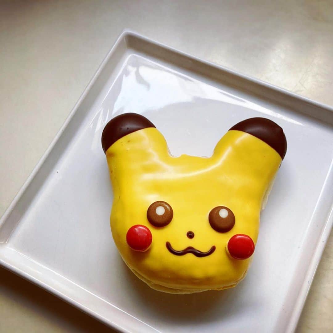 睦のインスタグラム：「♪ ミスタードーナツ 🍩 ピカチュウ💡🐭  #ミスタードーナツ  #misterdonut  #ポケモン  #おやつ  #ピカチュウ  #pikachu  #だから好き  #misdo  #misdopokemon  #ドーナツ  #donuts  #donuts🍩  #pokémon  #pokemon  #toy  #sweets  #久しぶり　 #任天堂　 #nintendo  #pocketmonsters  #散歩  #sweet  #ポケットモンスター　 #ssw  #作詞家  #artist  #lyricist  #model  #井上睦都実 #睦」
