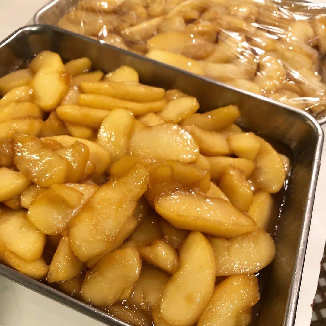 CHIPPRUSONのインスタグラム：「りんごのカラメルソテー🍎🥧  久しぶりにアップルパイを焼こうと思って、中に詰めるりんごの準備。　  善積農園 @yoshizumi_noen さんのシナノスイート。世の中のアップルパイのどこを変えたら、もっと私好みになるかを考えてみました。クタクタで甘すぎるりんごじゃなくて、ジューシーで果汁が溢れてくるアップルパイが食べたいな、と。りんごに火を通し過ぎないように、りんごそのものの風味が引き立つ程度の甘さになるように気をつけています。  さて、生地も作らなきゃいかんですね。久しぶりに折り込みやろうと思います🥐🥧🍎」