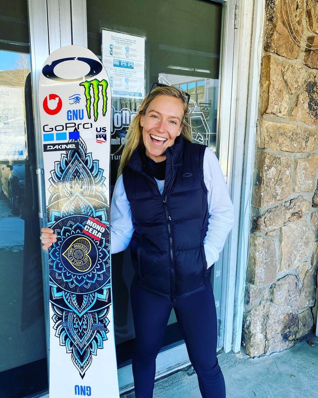 ジェイミー・アンダーソンのインスタグラム：「✨Thanksgiving Giveaway! ✨  In spirit of thanksgiving this week, I’m giving away two of my @gnusnowboards pro models in collab with @monoceratunes and two non profits I support 🙌  To win, Follow these four easy steps! ✨✨✨✨  1. Make sure your following  @monoceratunes @gnusnowboards @lake.tahoe.wildlife.care @snowleopardtrust and myself ✨   2. Please make donations to the charities listed above if your able to, even $1 . 🙏  3. Comment what your thankful for and how your giving back with kindness and love this holiday season ✨  4. Tag four friends in the comments and spread the love 💙  I’ll announce a winner on Thanksgiving (Nov. 26th) 💙   So much love and gratitude! Those charities I shared with you I really love and believe in. I started volunteering @lake.tahoe.wildlife.care when I was just twelve, my family’s lawn care business Mowed their lawn at the creators home space. since then, they’ve been able to expand and help more animals but they still need the love and support from the community. I love nature, animals, and preserving the natural world the best we can.   Re: @snowleopardtrust ; Those animals are absolutely amazing! Unfortunately they’re an endangered species.... My current @gnusnowboards Free spirit features a snow leopard designed by @sarahkingart and a portion of the proceeds of sales are going to the Snow Leopard trust. Thank you guys for caring! 💙 you can check my board at the link in my profile..   And lastly, huge shout out to my friend Ryan @monoceratunes , he’s been looking out for me and tuning my boards since my first @xgames appearance at age 13! He’s awesome! If your in Colorado, go support a local small business! 🤘✨☀️」