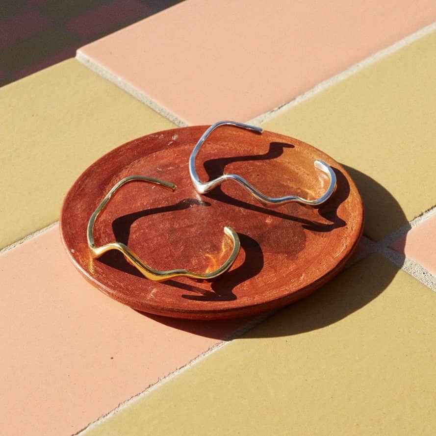 チャンルーのインスタグラム：「Gold or silver? Take your pick (or go for both 😉). Tap to shop new Abstract Cuffs!」