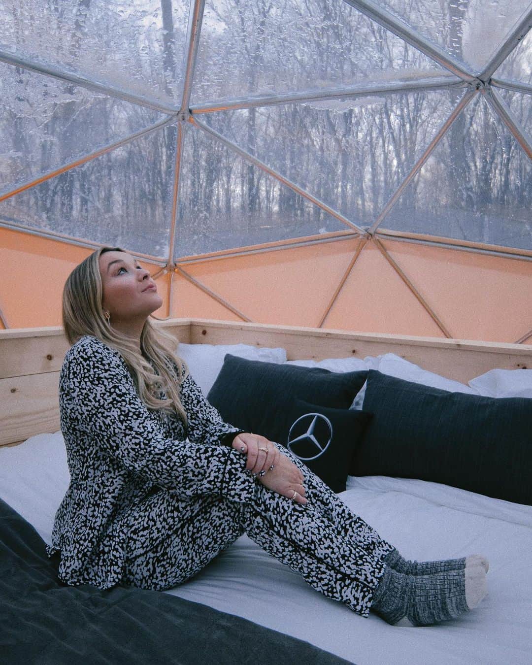 トーリ・ウェブスターのインスタグラム：「What a *pinch me* moment. 🥺 This week I slept under the stars, roasted marshmallows by a gorgeous bonfire, and rode horseback along snowy trails. 🐴☃️ @mercedesbenzcanada you shared an experience of a lifetime with me - and I’ll never get over the fact that I get to work with truly TOP-TIER brands that embody adventure, creativity, and luxury. Speechless. 😶 #MBGLAmping」