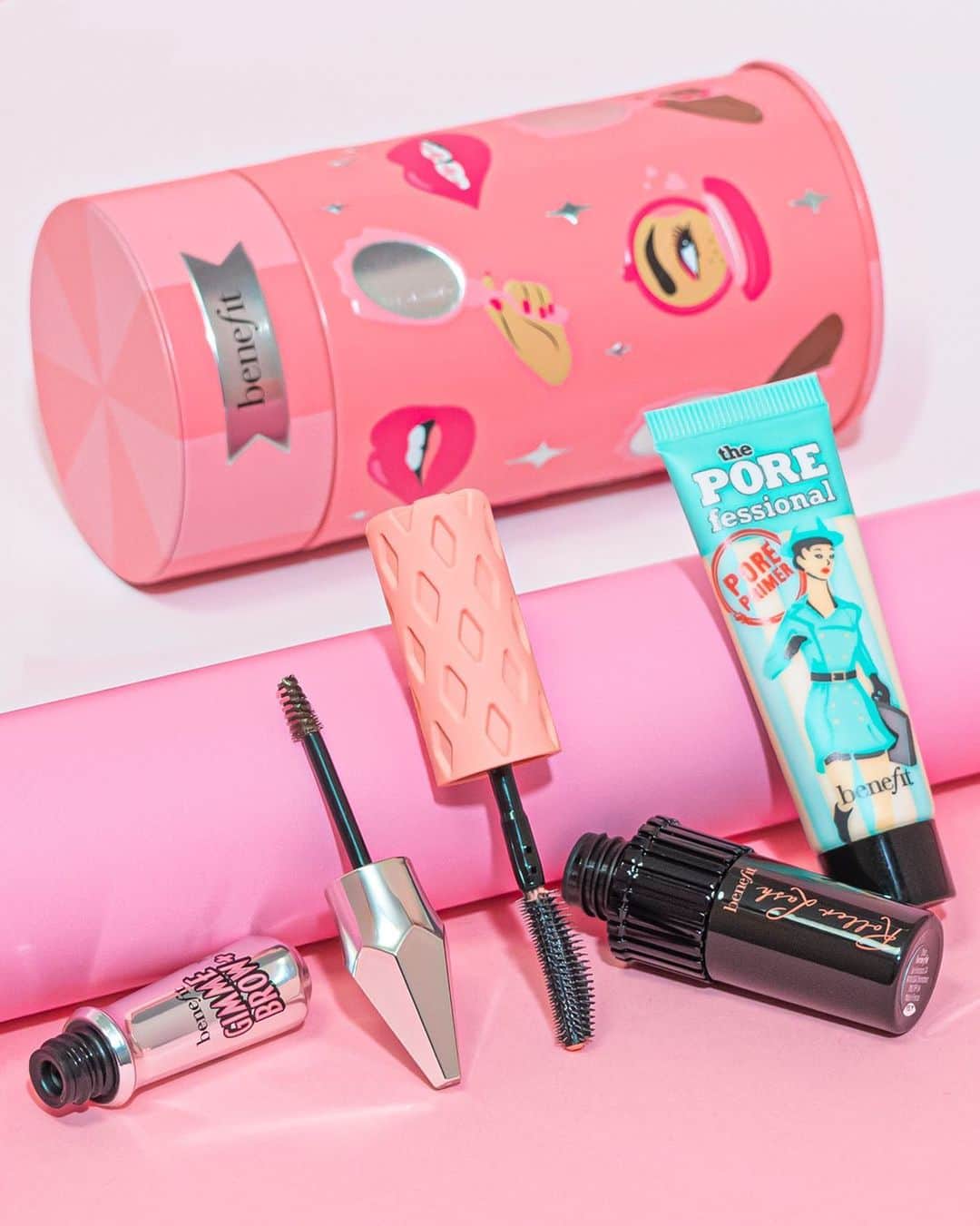 Benefit Cosmeticsさんのインスタグラム写真 - (Benefit CosmeticsInstagram)「Beauty Thrills is our 3-piece mini set that’s wrapped and ready to gift! 🎁🤗 Get yours today for $20 (a $40 VALUE!) at @ultabeauty @sephora @macys @belk @nordstrom @hsn @qvc @saks @bloomingdales @birchbox @beautylish @urbanoutfitters @asos & benefitcosmetics.com! 📱 PLUS, shop our Beauty Thrills eyes, brows & face mini holiday value set directly in the Instagram app now by clicking on the product tag! #benefit」11月22日 8時05分 - benefitcosmetics