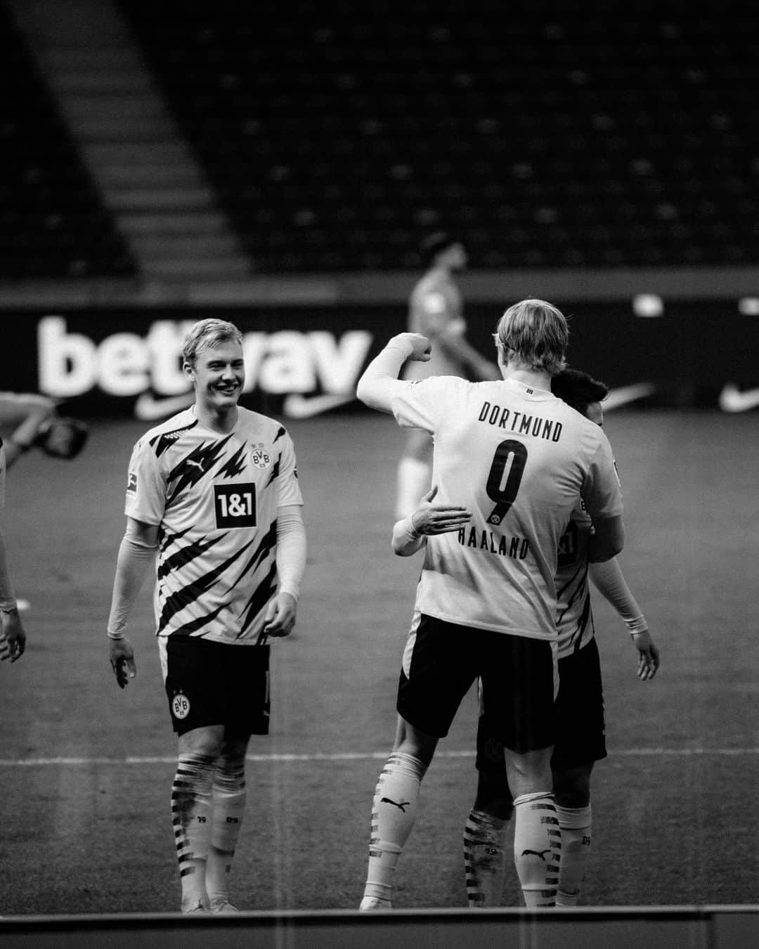 のインスタグラム：「Chapeau! @erling.haaland ⚡️  - @lukasmengeler」