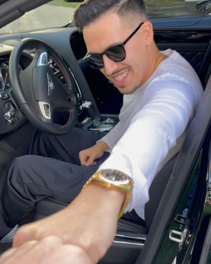 ロブ・ディアデックのインスタグラム：「Got to always keep a murdered out car in the fleet. Hard as nails frozen black M8 came in hot and bumped out that Flying Spur. The @dyrdekmachine el presidente @brian_atlas was ready to walk on the dark dude. “Bbbyyyyeeeeee Bennnntleeeyy” 👋🏽👋🏽👋🏽👋🏽👋🏽👋🏽👋🏽👋🏽」