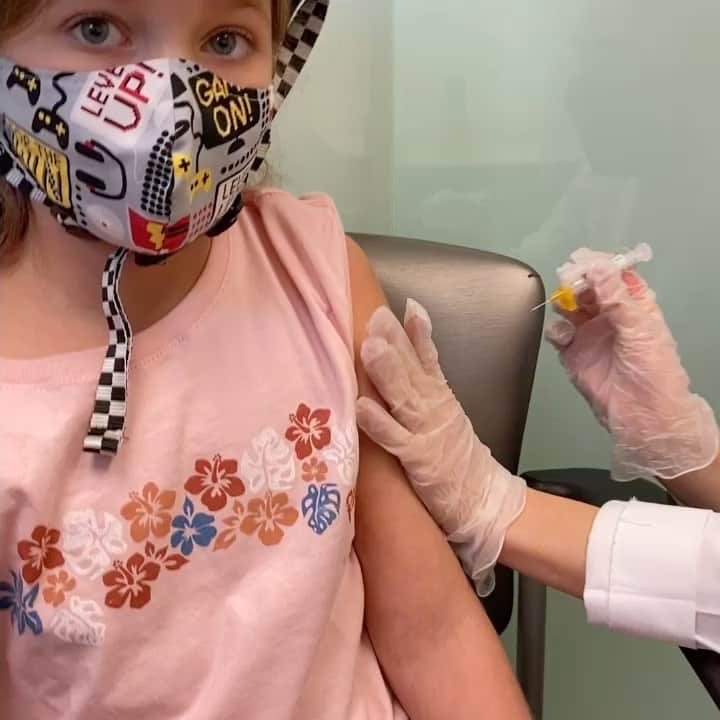 ブレッキン・メイヤーのインスタグラム：「Mask? Check. Helmet? Sure...why not. Safest flu shot EVER. #DownWithNoSickness」
