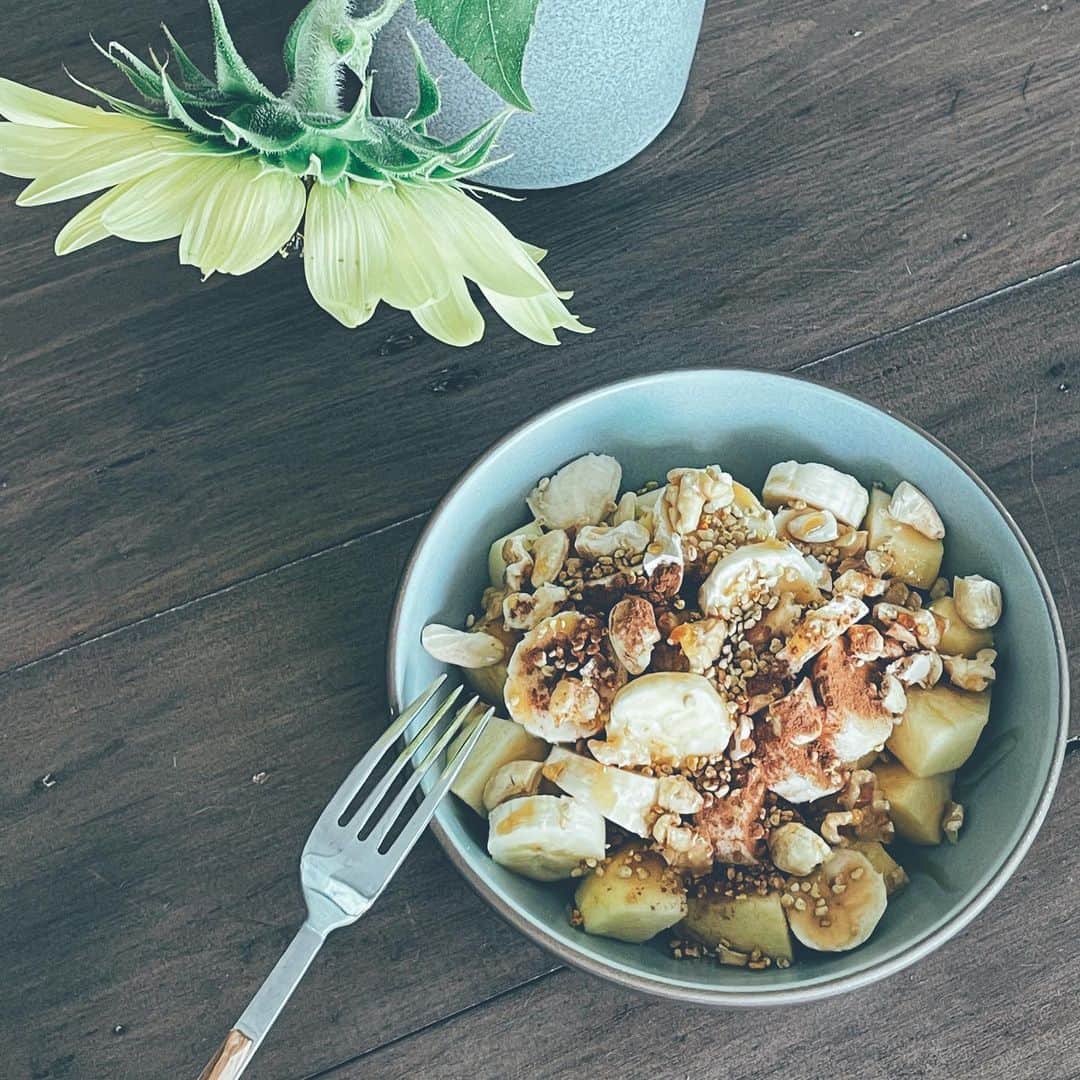 のインスタグラム：「今日のおやつはフルーツボウル🥣  りんごとバナナとくるみとカシューナッツと蜂蜜とビーポーレンとシナモン。 息子と食べた❤︎  お花は娘が種から育てたひまわり🌻」