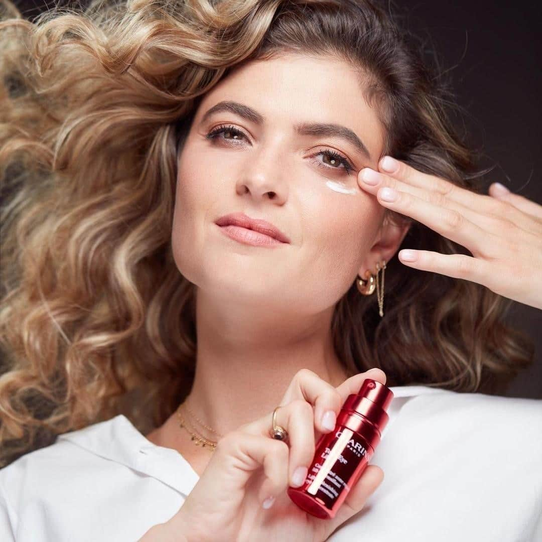 Clarins Canadaさんのインスタグラム写真 - (Clarins CanadaInstagram)「Total Eye Lift's light texture blends quickly into the skin and enhances make-up wear throughout the day.⭐⁣ _________⁣ La texture légère du Total Eye Lift fond rapidement au contact de la peau et facilite la tenue du maquillage tout au long de la journée.⭐⁣ .⁣ .⁣ .⁣ 📸 : @marieandmood⁣ #Clarins #ItsAllAboutYou #TotalEyeLift」11月22日 8時15分 - clarinscanada