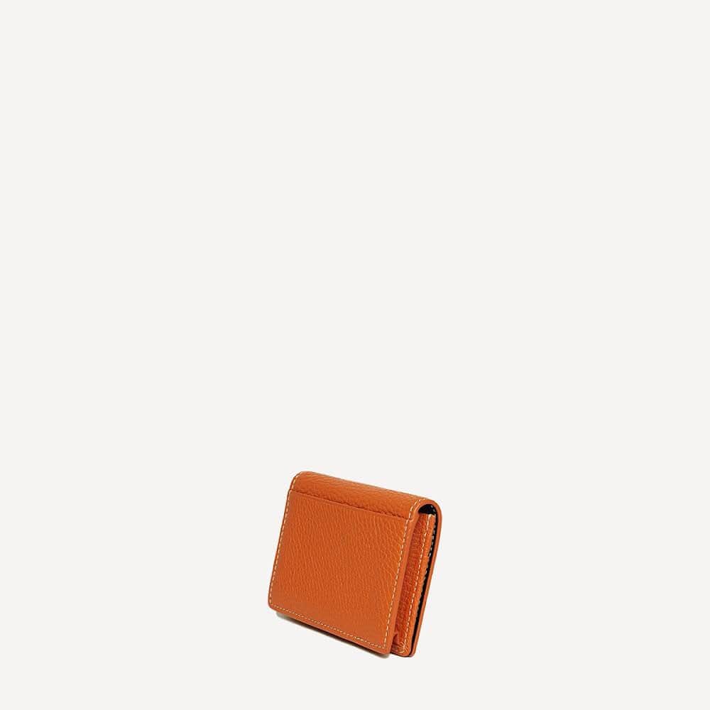 Vasic News In jpさんのインスタグラム写真 - (Vasic News In jpInstagram)「Card Pocketはシンプルなデザインながら、内側にも外側にもポケットが多いしっかりとした容量が魅力。ビジネスシーンで大活躍まちがいなしです。  #vasic #cardpocket #sand #orange #navy #aw20 #cardcase #autumn #winter #business #cashless #new #gift #present #vasicnews」11月22日 8時18分 - vasic_japan