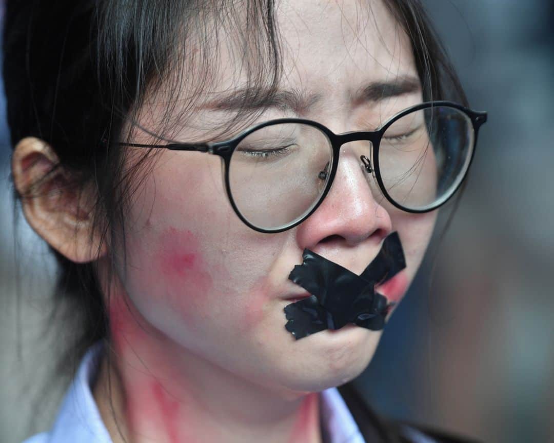 AFP通信さんのインスタグラム写真 - (AFP通信Instagram)「AFP Photo 📷 @torbalancho - A protester wearing make-up to play the part of a victim of abuse at school poses for photographers during a 'Bad Student' rally in Bangkok on November 21, 2020.」11月22日 8時21分 - afpphoto