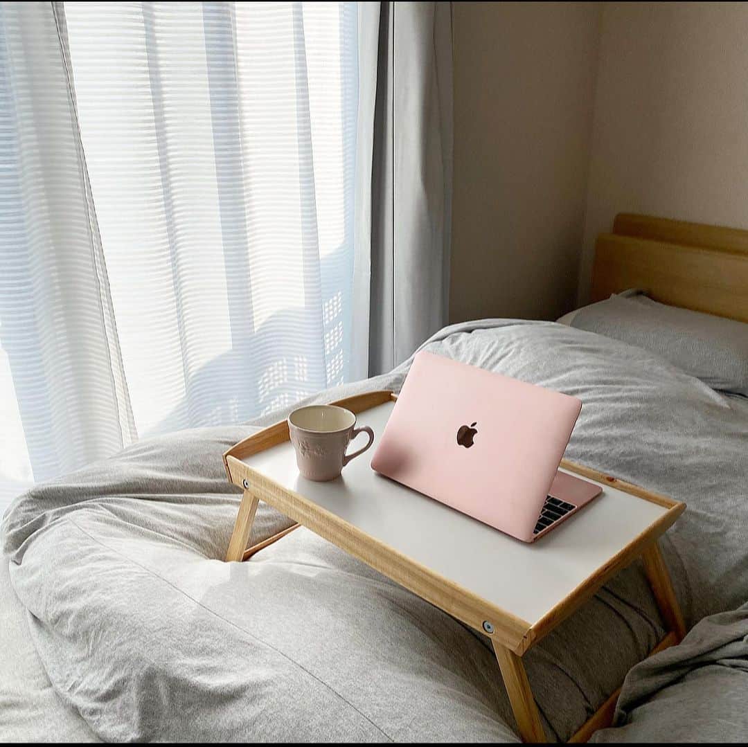 片桐優妃のインスタグラム：「#IKEA の#ベッドトレイ #DJURA #ジューラ #🛌☕️ . 作業の快適さはまあまあ🙊見た目がかわいくて満足😋 . #イケア #myroom #インテリア #ナチュラルインテリア #賃貸暮らし #roomclip」