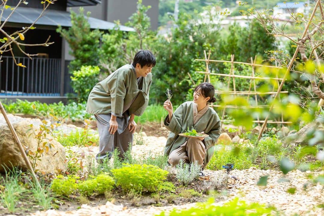 伊藤沙織のインスタグラム：「@soki_atami のHP撮影データ 第二弾😉📷　今回は夫婦役&女子旅風✨UDSさんが展開する"SOKI"と"由縁別邸"の２つの旅館のHPモデルに起用していただいたのですが、どちらも本当に素敵な旅館です。こだわりが感じられるインテリア、内装、コンセプトが素晴らしい👏🏻絶対プライベートでまた訪れたいと思います🥰♨︎ . #SOKI #sokiatami」