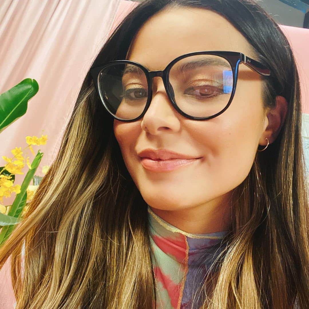 ミランダ・コスグローヴのインスタグラム：「🤓」