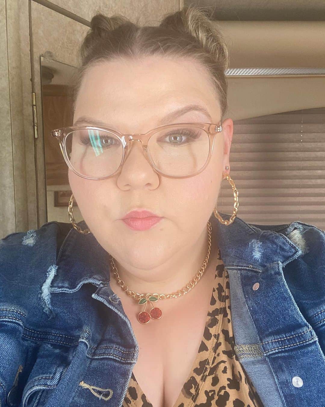 アシュリー・フィンクのインスタグラム：「Y’all ready to meet Emma? Catch me on a brand new episode of NCIS LA TOMORROW night!!! Birthday weekend surprise!!! 🎥🎭🥳」