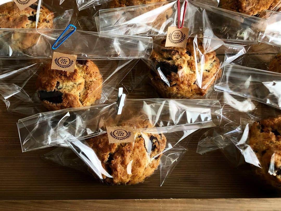 CHIPPRUSONのインスタグラム：「チョコバナナマフィンのご予約を10時から承ります。欲しい方がいらっしゃいましたら、ぜひ店舗までお電話くださいませ。  チョコバナナマフィンのバナナは、色々食べた中で一番美味しいと思うタイ産の有機バナナを取り寄せて作っています。沖縄の島バナナとよく似たフルーティーでウキウキするような、トロピカルな味わい。カカオ66%の有機チョコレート、浅くローストした有機くるみと、バナナたっぷり。有機スペルト小麦全粒粉を少し入れて、ザックリした食感を足したマフィン生地。何度か作るうちにかなり美味しくなってきました。  よかったらお電話くださいね〜🍫🍌🎵」