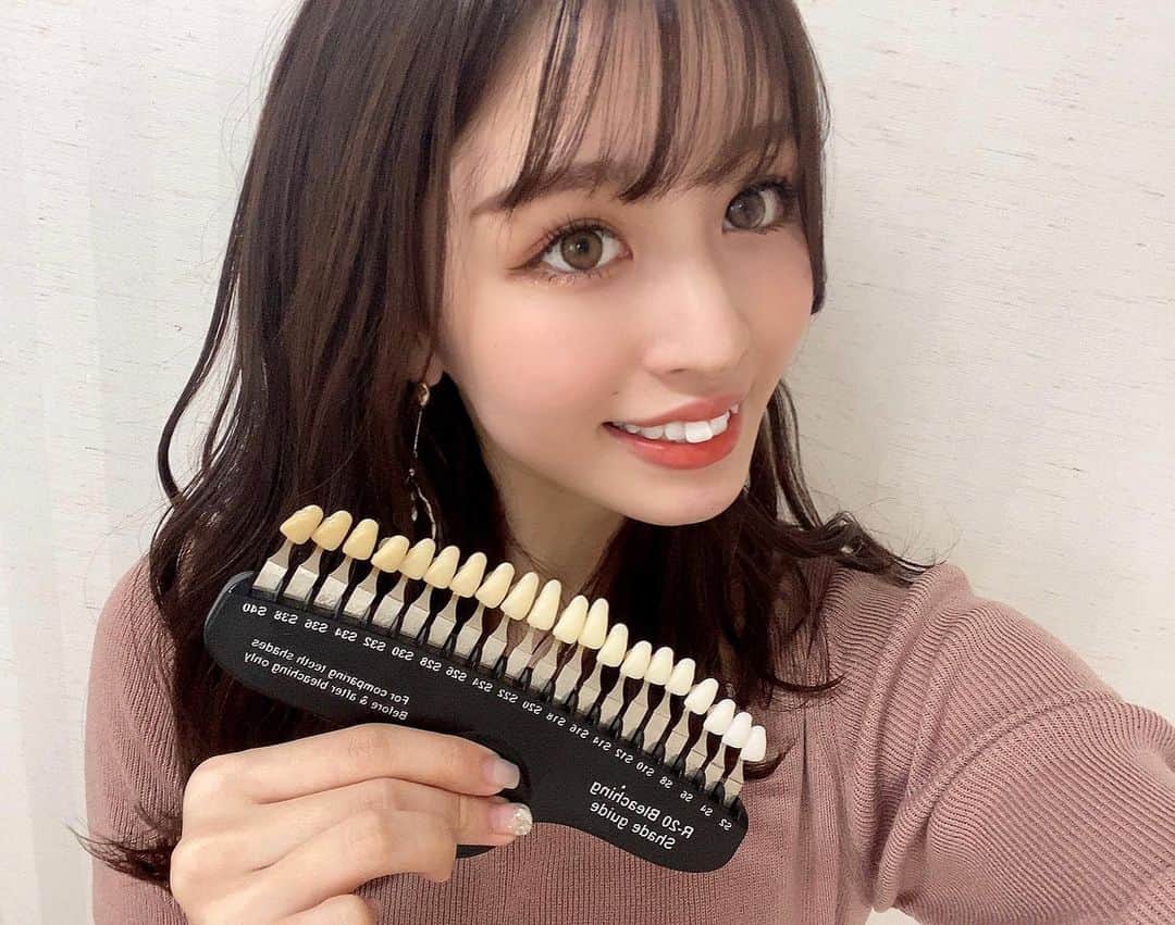 光咲ひなのインスタグラム：「. . 📍whitening room  . . 5年以上前レッスンでお世話になった先生のホワイトニングに行ってきました👏🏻 . 全く痛くなくて安心安全😌✌🏻 カフェイン大好きだから マスクで隠れているうちに綺麗にしておきたい😷😷 . . 1回で真っ白！！とはなりませんが継続すると自然な白さになっていくみたいです😌 . 初回でも白くなったのは分かります😏✌🏻 . . 気になる方は是非こちらからチェックしてみてください😊💓 . .  @whitening.room  . . . #ホワイトニング #ホワイトニングルーム　#ホワイトニングサロン #名古屋ホワイトニング #歯　#名古屋　#徳重　#緑区 #pr #whitening」