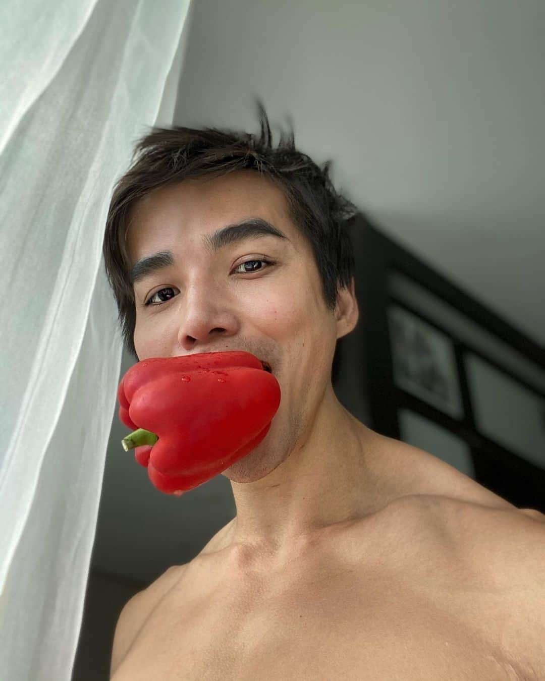 ルーディ・リンのインスタグラム：「How come when I eat a capsicum whole like an apple people look at me like I’m clinically insane but if I cut it into proper little slices I’m welcomed back into civilized society?   The really crazy part is I eat the seeds too and use the stem to make vegetable broth. What’s your dirty little vegetable secret? 🥕   #veganstrong #veganfood #veganlife #veganbodybuilding #veggielife」