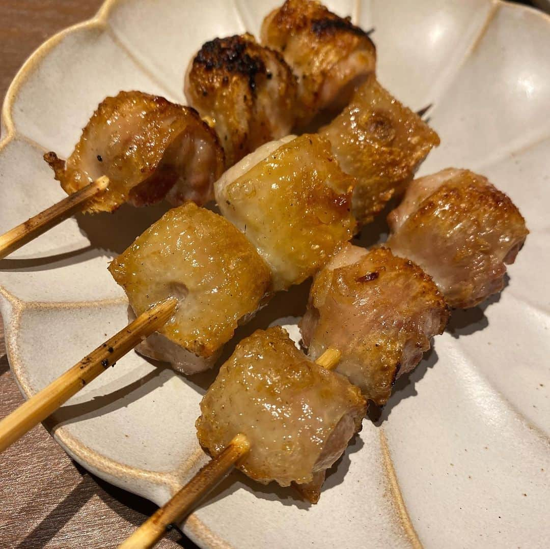 北出彩のインスタグラム：「深夜に焼き鳥を食べるなどしたと 供述しており...  . . . 念願のうさぎの焼き鳥 さん！ 個人的にサラダにかかってたコーンドレッシングがとても好きでした🌽 最高....☻ #うさぎの焼き鳥 #sapporo #susukino #すすきのグルメ #すすきの居酒屋 #やきとり #ダイエットはどうした」