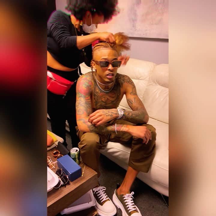August Alsinaのインスタグラム：「Mind ya biness 🤷🏽‍♂️& secure da bag(s)💰 to glow like this 😂⚡️✨ 🗣 We Forever UP 2 SOMETHiNG’‼️ 🌎」