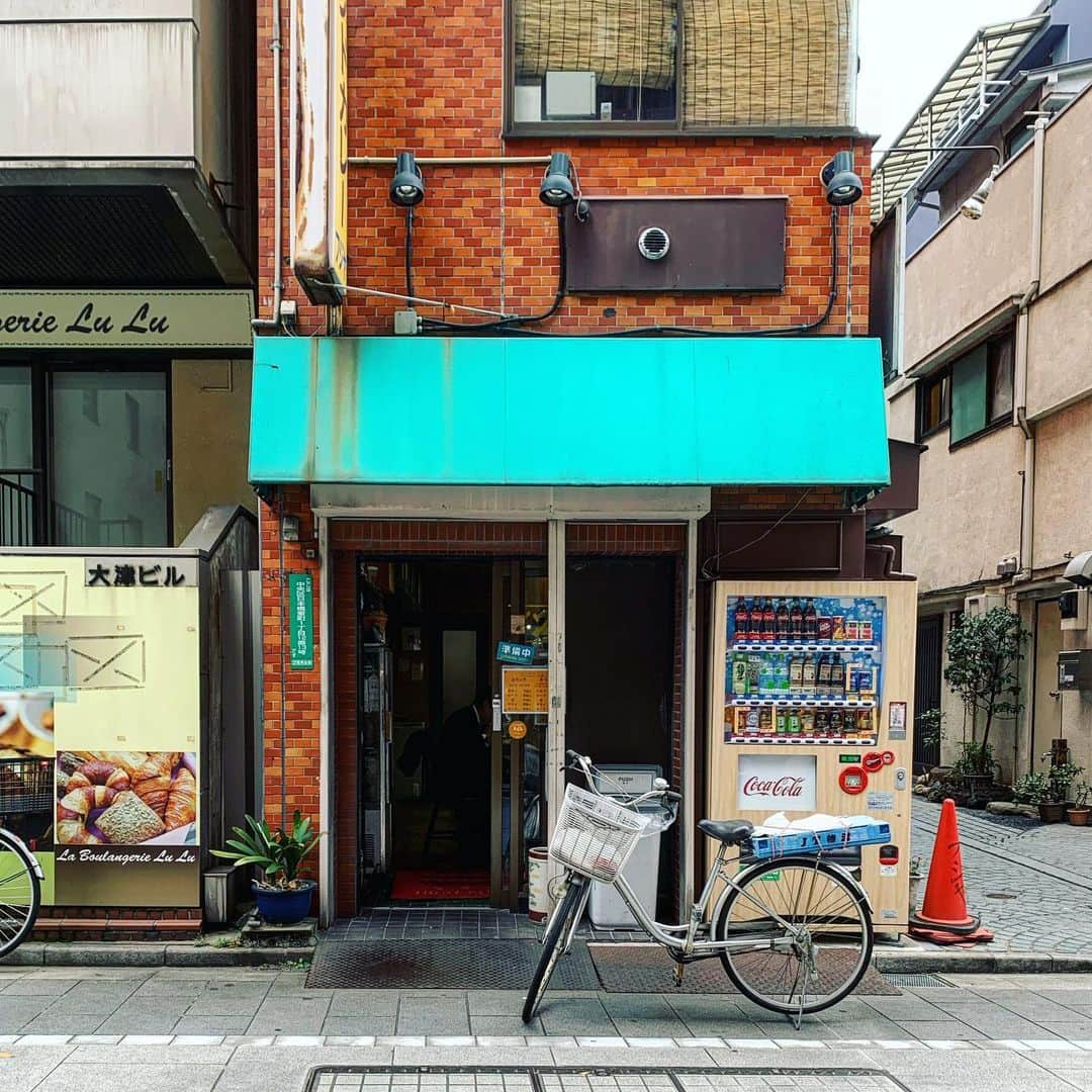 渡辺祐さんのインスタグラム写真 - (渡辺祐Instagram)「日本橋室町（三越前）「フジヤ」 #キーマ 店もカレーも接客も必要最小限にして最大限。お店左上にある黄色い看板だけが目印。いつも入っていいもんやら自信が揺らぐのがたまりません（笑）。」11月22日 8時57分 - task_watanabe