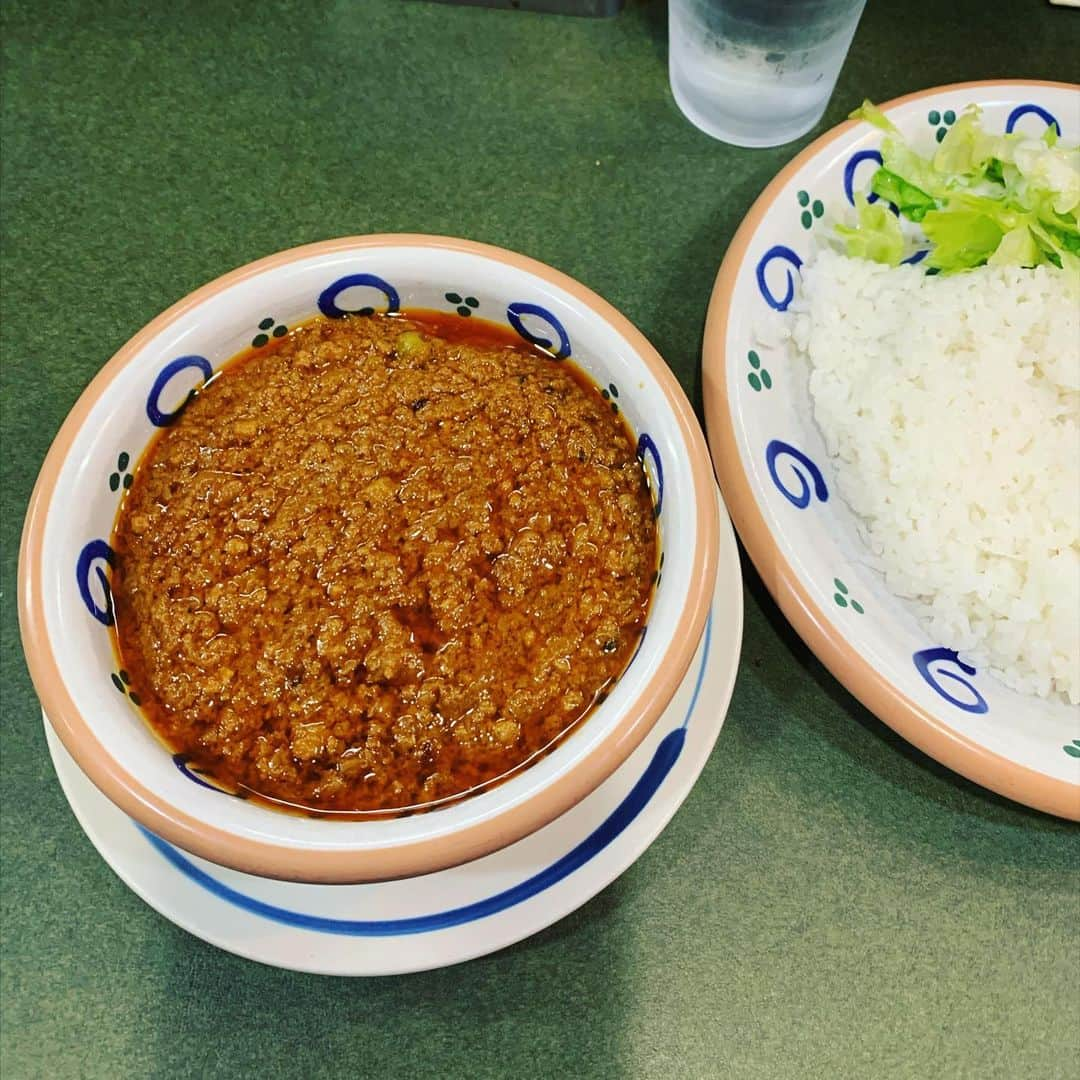 渡辺祐のインスタグラム：「日本橋室町（三越前）「フジヤ」 #キーマ 店もカレーも接客も必要最小限にして最大限。お店左上にある黄色い看板だけが目印。いつも入っていいもんやら自信が揺らぐのがたまりません（笑）。」