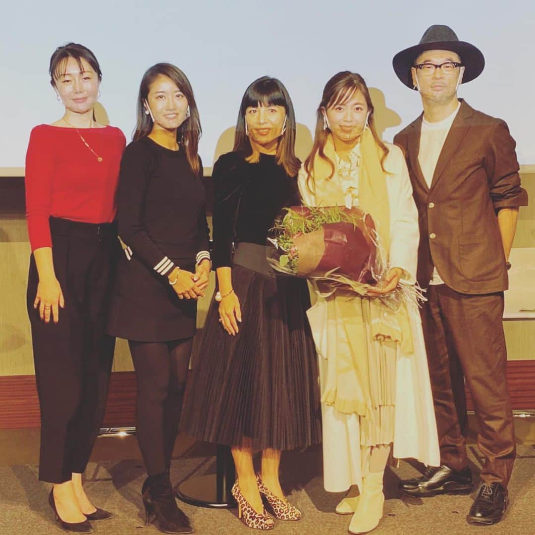 ボーダーズ アット バルコニーのインスタグラム：「【listen to her 〜今こそ聞きたいビジョナリーウーマンの話】  みなさんおはよう御座います☀️  ️昨日は、シバジム初の試み、朝の10時半から夕方6時半まで、缶詰で5人の登壇者の話とトークセッションを聞いて学び、気づき、勇気、をもらうイベント、Listen to her 今こそ聞きたいビジョナリーウーマンの話、でした。  コロナの中、開催も迷いましたが、東京會舘さんの万全の態勢で皆様にも安心して来ていただくことができました。オンラインでも多数参加いただきました。  会が終わっていただいたメール、アンケートを見ても大好評で、本当にやってよかった。何よりも忙しい中人の話をこれだけまとまって聞いたのは久しぶりで、私が学びと刺激をいただきました。  登壇者の皆様、お忙しいところ本当にありがとうございました‼️‼️熱のこもった講演は、目と心に強く焼き付いています。  また、このイベントは、ブラッシュアップして続けて参りたいと思いますのでこれからも応援よろしくお願いします‼️  #シバジムの仕事 #イベントも自主開催できるようになった✌️」