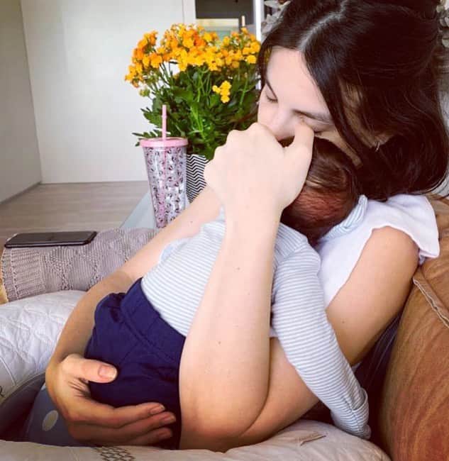 ステファニー・ブリットのインスタグラム：「Hoje  fizemos 20 dias! Não, eu não escrevi errado! Fizemos mesmo! Juntos! Ele nasceu e eu renasci! Não foi fácil, nem um pouco! Mtas lágrimas... muitas de amor e muitas outras de dor! Peito dolorido,a cesárea incomoda, uma barriga antes linda de gravidez que continua aqui (agora sem sentido pq sem bebê)... Aos poucos consigo ficar mais 5 minutos no banho, ele mama melhor, dorme um pouquinho melhor... Estamos nos ajustando um ao outro, ainda nos conhecendo (coisa mais linda desse planeta qdo eu converso e ele presta muuuita atenção)... Olha, consigo ver a luz no fim do túnel... as coisas estão ficando mais fáceis! Agradeço a Deus! E aí... CÓLICA!  . “Mas ele não tinha antes!” - a mãe em desespero depois de mto choro do bebê fala!  “Sim, nessa fase é mto comum o bebê começar a sentir cólica!” Eu escuto!  . Bem vinda a maternidade querida! Ou vc achou mesmo q o único problema era seu peito em “frangalhos” no começo da amamentação?  . Ah essa foto foi na nossa primeira semana, depois de uma mamada bem sofrida... Ele capotado no meu colo e eu provavelmente chorando baixinho!  Tenho mil outras fotos melhores, mas me vendo ali aguarrada nele, me lembro do desespero achando q não fosse conseguir... Então essa foto é pra mim mesma, pra nós meu filho, pra gente lembrar q juntos somos invencíveis!  💙」